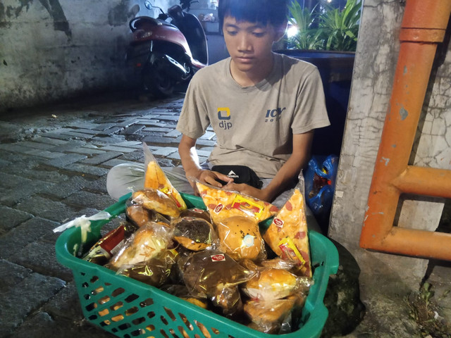 Kisah Yasi, Pernah Hidup di Panti dan Berjualan Kue Sejak Usia 6 Tahun