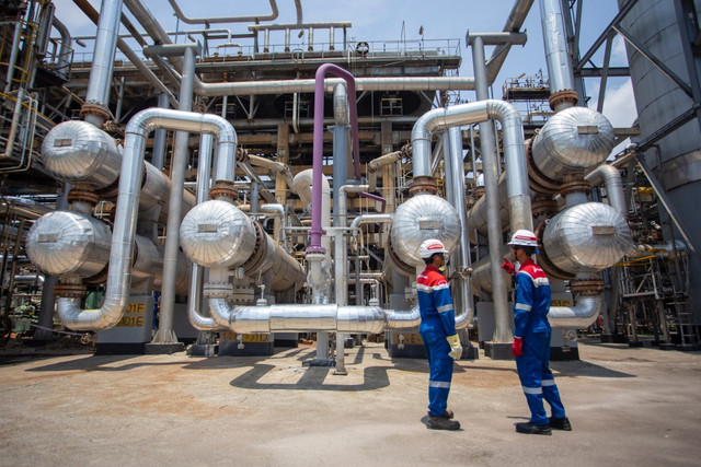 Pekerja mengontrol operasional di unit Gas oil Hydrotreater di Kilang Pertamina Balongan, Indramayu, Jawa Barat, Kamis (25/9/2025).  Foto: Dedhez Anggara/Antara Foto