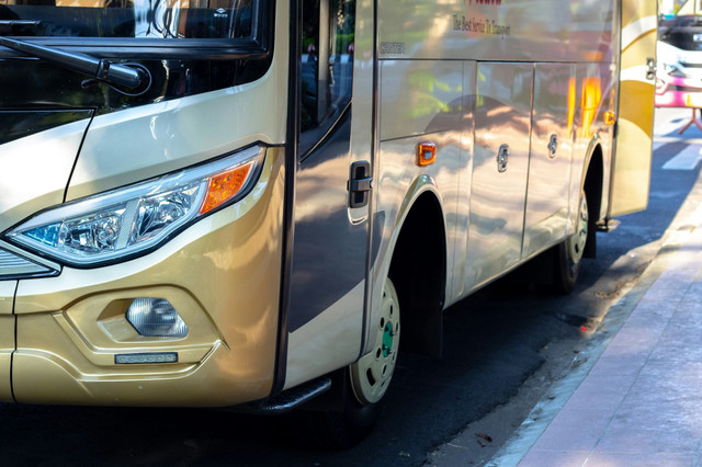 Jadwal dan lokasi shuttle bus IMOS 2025. Foto hanya ilustrasi, bukan tempat yang sebenarnya. Sumber: Unsplash/Hobi Industri