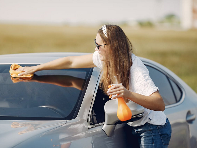 llustrasi rekomendasi cairan pembersih kaca mobil. Sumber: pexels.com/GustavoFring.