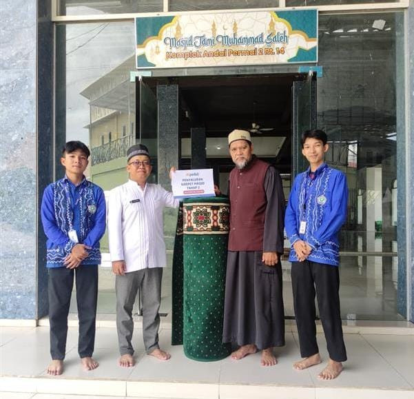 Penyerahan Karpet Masjid Tahap Dua untuk Masjid Jami Haji Muhammad Saleh di Banjarmasin (Sumber : DT Peduli)