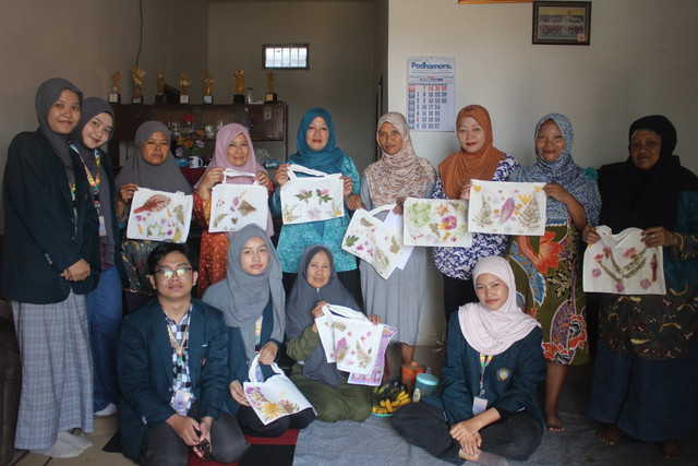 Foto bersama Ibu-Ibu PKK beserta hasil ecoprint. Sumber: Foto pribadi