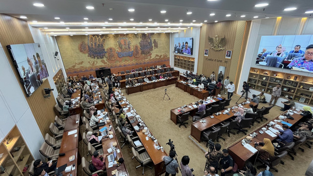 Rapat Kerja (Raker) Komisi VI DPR dengan Mensesneg dan Menpan RB membahas Revisi Undang-undang (RUU) BUMN, Jumat (26/9/2025). Foto: Fariza Rizky Ananda/kumparan