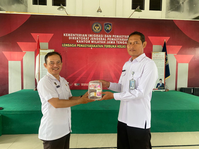 Pembagian Paket Vitamin dan Obat Kepada Pegawai Lapas Terbuka Kendal 