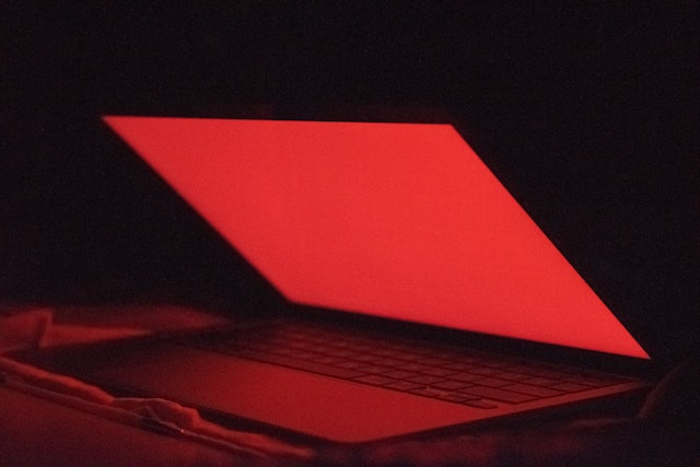 Ilustrasi laptop layar OLED terbaik 2025. Foto: Mithun V/Unsplash