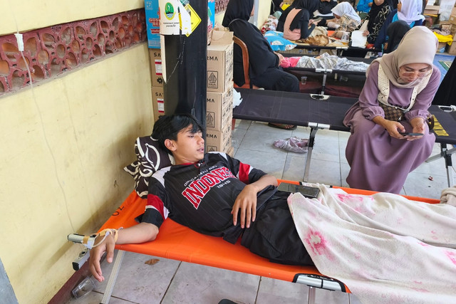 Raka siswa SMK Karya Perjuangan yang keracunan MBG saat ditemui Jumat (26/9/2025). Foto: Linda/kumparan
