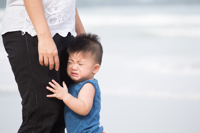 Ilustrasi ibu panik bayi laki-laki menangis. Foto: Shutterstock