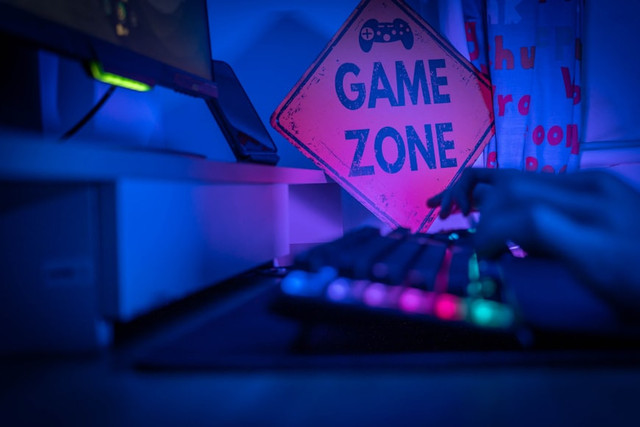 Ilustrasi bermain game dengan emulator. Foto: Unsplash
