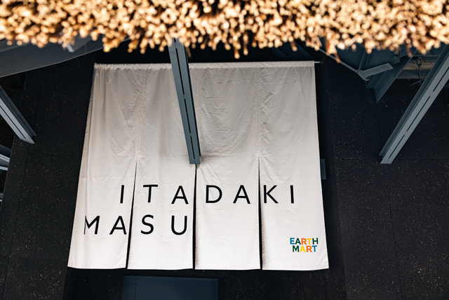 Di pintu masuk tergantung tirai bertuliskan 'Itadakimasu'. Foto: Dok. Osaka Expo 2025