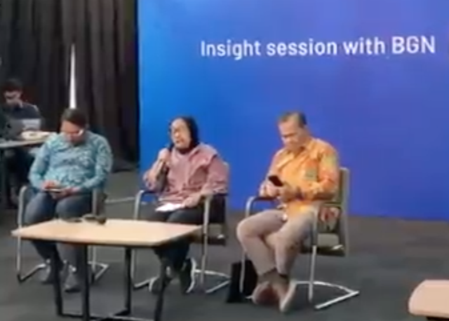 Wakil Kepala BGN Nanik S. Deyang (tengah) menangis saat minta maaf, Jumat (26/9/2025). Foto: Haya Syahira/kumparan