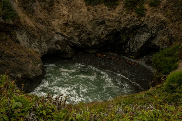 ilustrasi apa itu sinkhole. sumber: unsplash/megan o hanlon