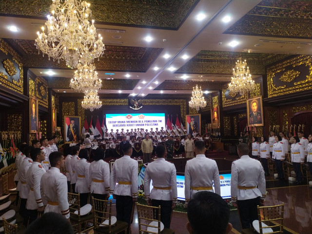 Menteri Pertahanan, Sjafrie Sjamsoeddin, dan Panglima TNI, Jenderal Agus Subiyanto, saat bertemu dengan kadet Universitas Pertahanan asal Palestina di Kantor Kementerian Pertahanan pada Jumat (26/9/2025). Foto: Rachmadi Rasyad/kumparan