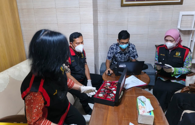 Penyidik Kejati DIY menggeledah rumah eks Kepala Diskominfo Sleman, Jumat (26/9). Foto: Dok. Kejati DIY