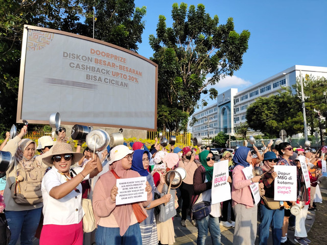Ibu-ibu di Yogya yang tergabung dalam Suara Ibu Indonesia memprotes MBG di Bundaran UGM, Jumat (26/9). Foto: Arfiansyah Panji Purnandaru/kumparan