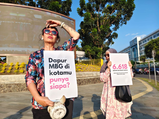 Ibu-ibu di Yogya yang tergabung dalam Suara Ibu Indonesia memprotes MBG di Bundaran UGM, Jumat (26/9). Foto: Arfiansyah Panji Purnandaru/kumparan