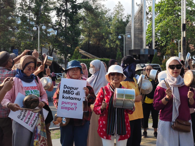 Ibu-ibu di Yogya yang tergabung dalam Suara Ibu Indonesia memprotes MBG di Bundaran UGM, Jumat (26/9). Foto: Arfiansyah Panji Purnandaru/kumparan