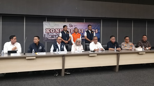 OJK pulangkan mantan Direktur Utama PT Investree Radhika Jaya (Investree), Adrian Asharyanto Gunadi ke Tanah Air, di Gedung Angkasa Pura Bandara Soekarno Hatta, Tangerang, Jumat (26/9). Foto: Muhammad Fhandra/kumparan