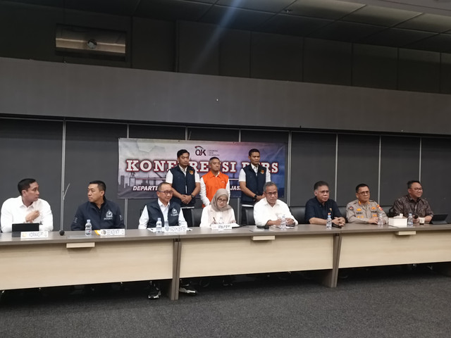 OJK pulangkan mantan Direktur Utama PT Investree Radhika Jaya (Investree), Adrian Asharyanto Gunadi ke Tanah Air, di Gedung Angkasa Pura Bandara Soekarno Hatta, Tangerang, Jumat (26/9). Foto: Muhammad Fhandra/kumparan