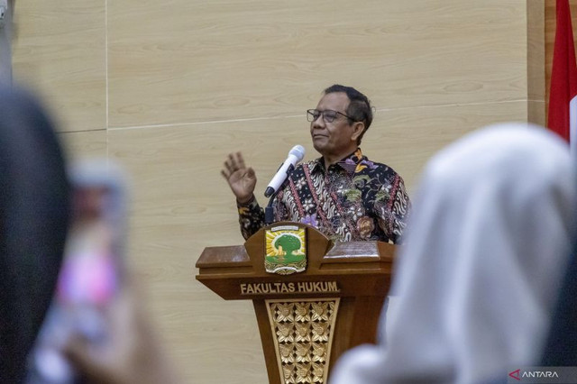 Menteri Koordinator Bidang Politik, Hukum dan Keamanan (Menkopolhukam) periode 2019-2024 Prof Mahfud Md memberikan kuliah umum di Universitas Andalas, Sumatera Barat, Jumat (26/9/2025). Foto: Muhammad Zulfikar/Antara Foto