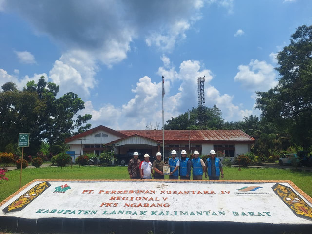 Foto bersama Manajemen PLN UP3 Mempawah dengan Manajemen Pabrik Kelapa Sawit Ngabang, di PT. Perkebunan Nusantara IV Regional V Kalimantan Barat. Foto: Dok. PLN Mempawah