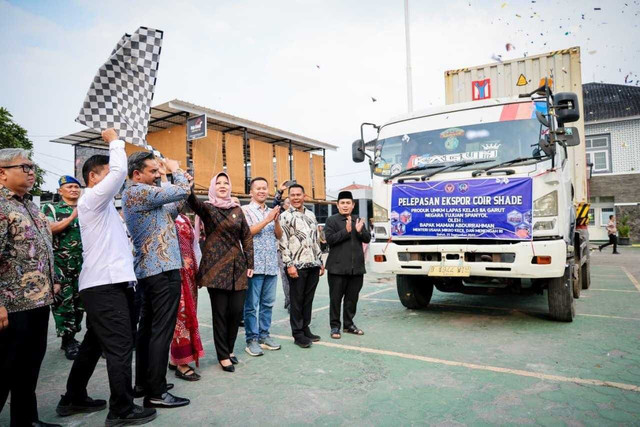 Menteri UMKM Maman Abdurahman saat pimpin pelepasan ekspor coir shade di Lapas II A Garut, Jawa Barat, Kamis (25/9/2025). Foto: Dok. Kementerian UMKM
