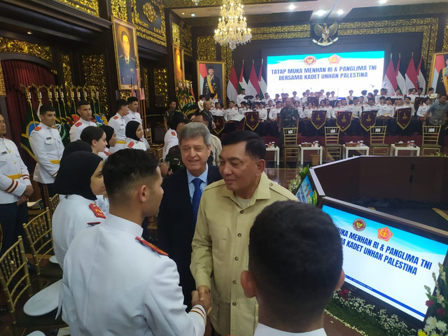 Menteri Pertahanan, Sjafrie Sjamsoeddin, bersalaman dengan kadet asal Palestina di Kantor Kementerian Pertahanan, Jumat (26/9/2025). Foto: Rachmadi Rasyad/kumparan