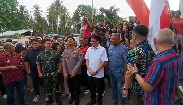 Wali Kota Manado, Andrei Angouw (kemeja putih) bersama unsur Forkopimda menemui warga yang menggelar aksi blokade pintu masuk TPA Sumompo, Jumat 26 September 2025. Wali Kota menyampaikan jika pembangunan Instalasi Pengelolaan Lumpur Tinja (IPLT) telah dibatalkan sesuai dengan tuntutan warga.