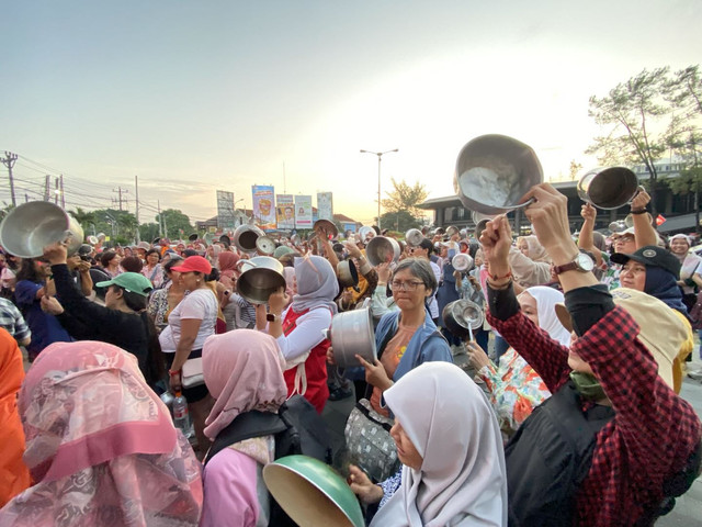Ratusan ibu-ibu di Jogja menggelar aksi membunyikan wajan dan panci serentak di Bundaran UGM, Jumat (26/9). Foto: Pandangan Jogja/Resti Damayanti