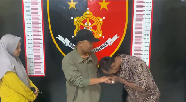 Rudi Hartono saat meminta maaf dengan Lusiyana dan suaminya di Mapolres Musi Rawas (Mura). Foto : Dok Mapolres Musi Rawas