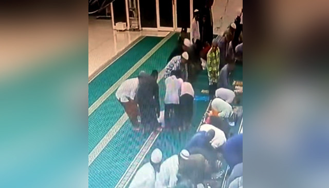 Potongan video detik-detik jemaah di Manado meninggal saat sedang Salat Subuh berjemaah di Masjid Nurul Huda, Ketang Baru, Kecamatan Singkil, Kota Manado.