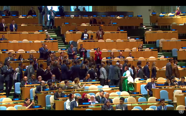 Banyak delegasi meninggalkan ruang sidang Perserikatan Bangsa-Bangsa saat PM Israel Netanyahu berpidato. Foto: youtube/United Nations