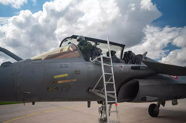 Prajurit TNI AU sukses terbangkan Rafale di Prancis. Foto: TNI AU