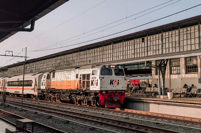 Cara dapat diskon tiket kereta api 28 September. Foto: rangkaian lokomotif dan gerbong KAI. Sumber: Pexels/Syah Indra
