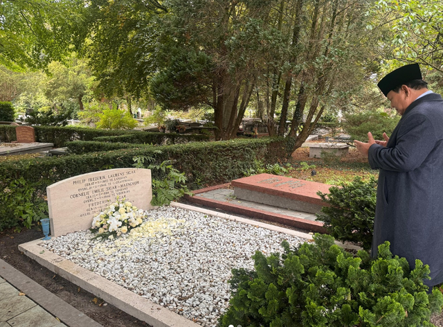 Presiden Prabowo Subianto berziarah ke makam kakek dan neneknya di Den Haag, Belanda. Foto: Instagram/ @prabowo