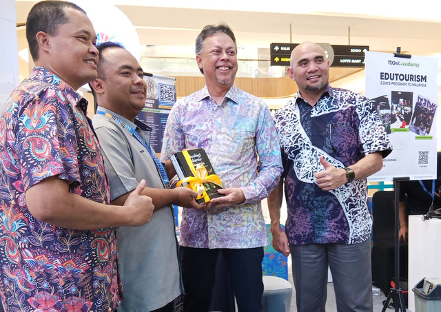 Duta Besar Malaysia untuk Indonesia, H.E Dato’ Syed Mohamad Hasrin Tengku Hussin (dua dari kanan),  di sela gelaran Malaysia Fair 2025 di Surabaya. Foto: Masruroh/Basra