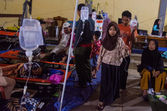 Siswa korban MBG di Bandung Barat, Jawa Barat. Foto: Novrian Arbi/ANTARA FOTO