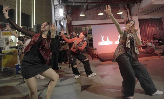 Preview Indonesia Menari di Surabaya, Jumat (26/9) malam. Puncak acara Indonesia MD mdi Surabaya akan digelar di mal Ciputra World pada 12 Oktober mendatang. Foto: Masruroh/Basra