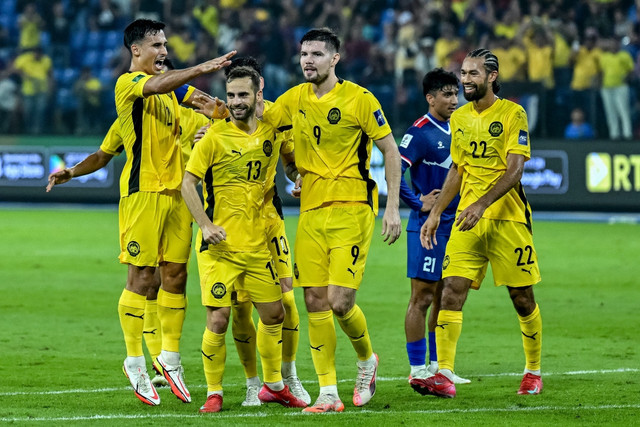 Pemain Malaysia, Hector Hevel (#13), rayakan gol bersama rekan satu timnya saat Kualifikasi Piala Asia kontra Nepal di Stadion Sultan Ibrahim di Johor Bahru pada 25 Maret 2025. Foto: Mohd Rasfan/AFP