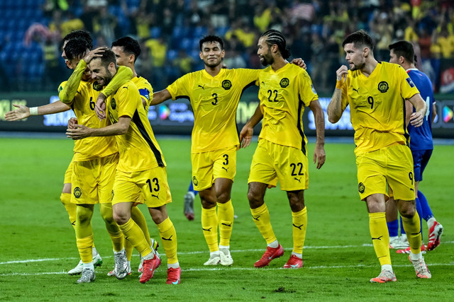 Pemain Malaysia, Hector Hevel (#13), rayakan gol bersama rekan satu timnya saat Kualifikasi Piala Asia kontra Nepal di Stadion Sultan Ibrahim di Johor Bahru pada 25 Maret 2025. Foto: Mohd Rasfan/AFP