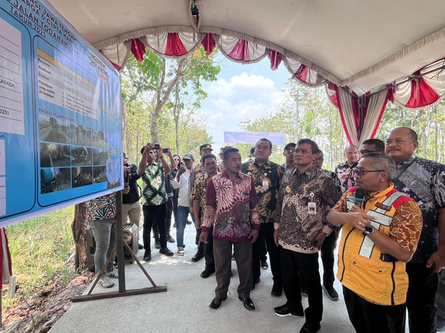 Gubernur Jawa Tengah Ahmad Luthfi, meninjau langsung pengerjaan perbaikan ruas jalan Ngawen–TodananJumat (27/09/2025) kemarin. (Aset: Istimewa)