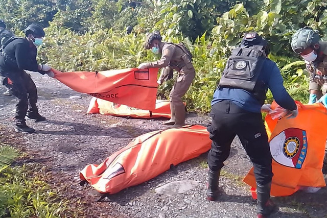 Evakuasi Dua Warga Korban Pembunuhan di Yahukimo, Papua Pegunungan. Foto: Dok. Mabes Polri