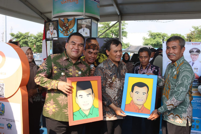 Gubernur Jawa Tengah Ahmad Luthfi dan Bupati Blora Arif Rochman dalam Gelaran Pameran Produk Inovasi (PPI) Jawa Tengah 2025 di Lapangan Kridosono, Kabupaten Blora, Jawa Tengah, Jumat (26/09/2025). (aset: Istimewa)
