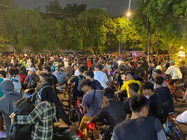 Pesepeda berkumpul di kawasan Stadion Kridosono ramaikan agenda Jogja Last Friday Ride (JLFR). Foto: Pandangan Jogja/Resti Damayanti