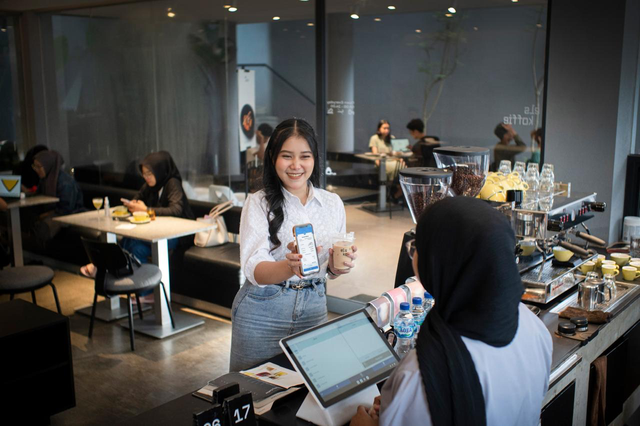 Nasabah saat melakukan pembayaran dengan layanan digital banking BRI. Foto: Dok. BRI