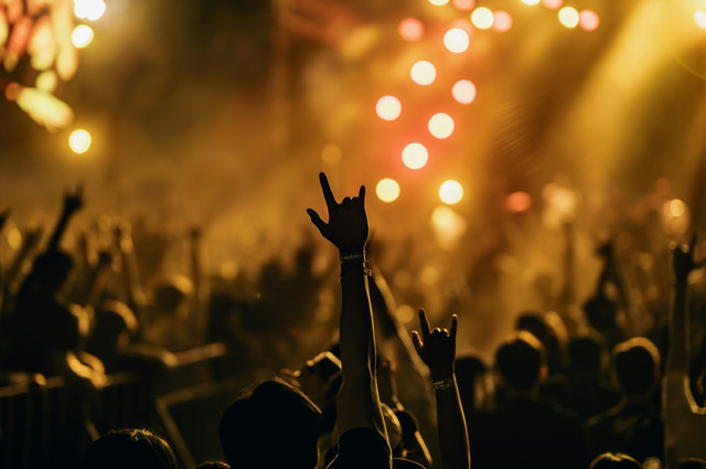 Kapan konser One Ok Rock di Indonesia. Foto hanya ilustrasi, bukan tempat yang sebenarnya. Sumber: Unsplash/Roberto Rendon