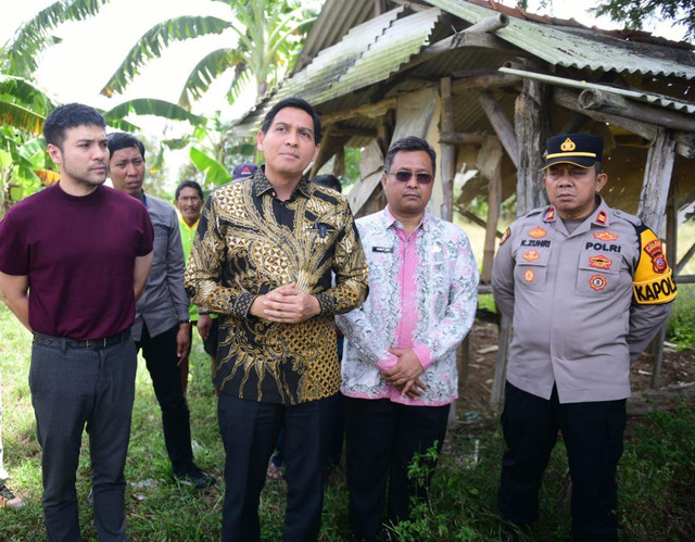 Bupati Indramayu, Lucky Hakim, saat meninjau lokasi yang direncanakan menjadi pusat pemerintahan Indramayu Barat di Desa Sukaslamet, Kecamatan Kroya, Kamis (28/8/2025). DOK: Panji Asmara/kumparan