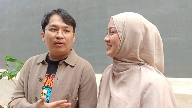 Komika Ate dan Istri saat ditemui di kawasan Jakarta Selatan. Foto: Dok. Istimewa