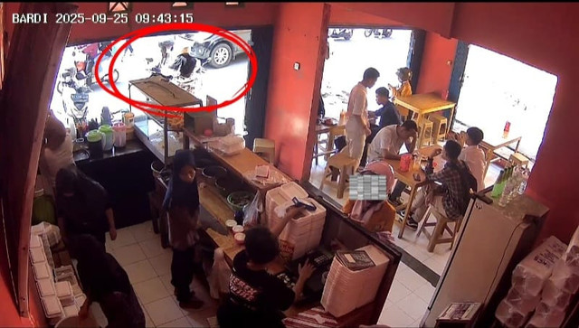 Pantauan kamera cctv aksi pencurian laptop. | Foto : Istimewa