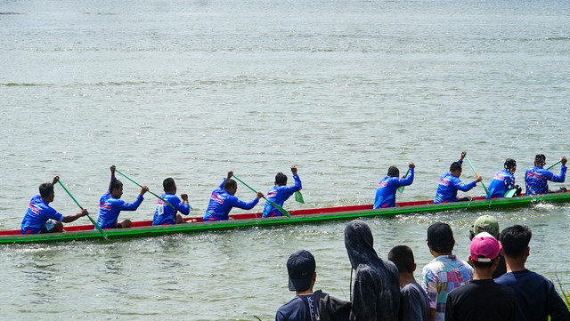 Sejumlah warga yang menyaksikan lomba perahu bidar di venue Jakabaring Palembang dalam rangka perayaan HUT ke-80 TNI, Sabtu (27/9) Foto: ary priyanto/urban id