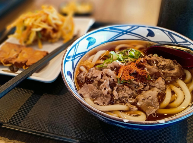 Menu best seller Marugame Udon 2025. Foto hanya ilustrasi, bukan tempat yang sebenarnya. Sumber: Unsplash/Iniizah